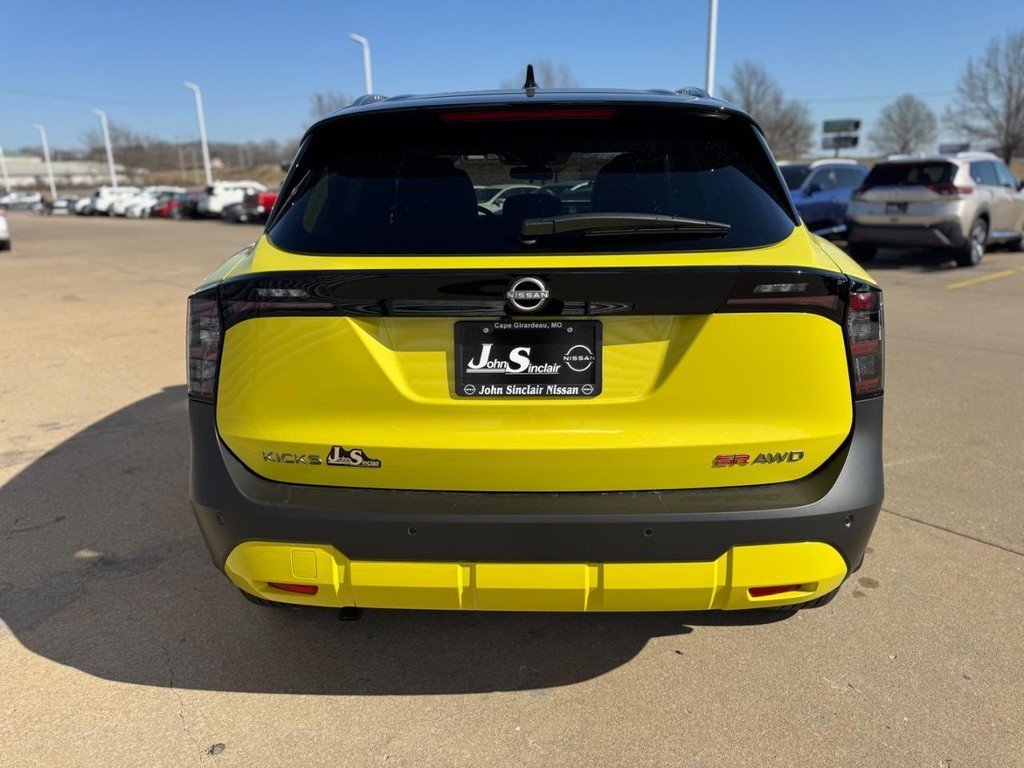 Nissan Kicks Vehicle Full-screen Gallery Image 17