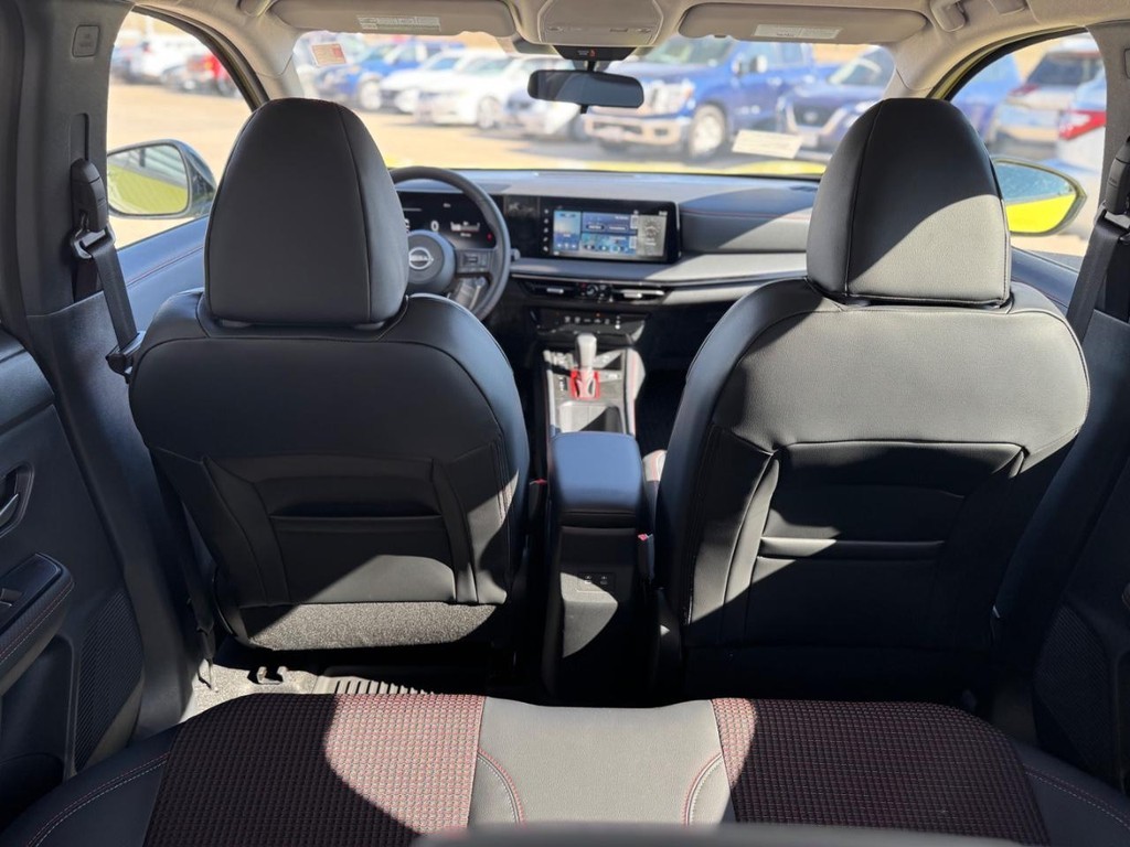 Nissan Kicks Vehicle Full-screen Gallery Image 19