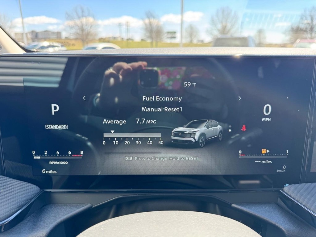 Nissan Kicks Vehicle Full-screen Gallery Image 05