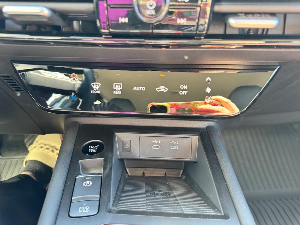 Nissan Kicks Vehicle Full-screen Gallery Image 08