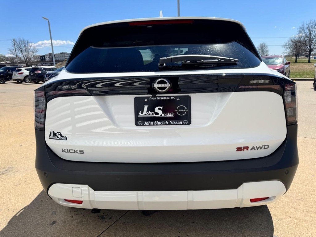 Nissan Kicks Vehicle Full-screen Gallery Image 11