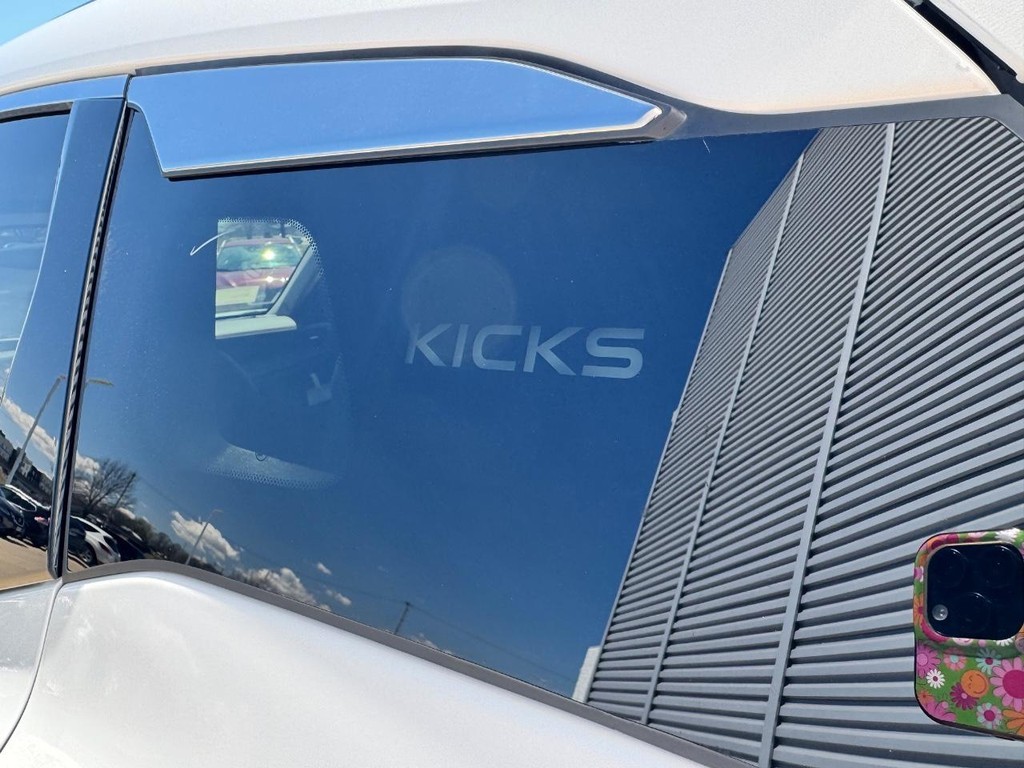 Nissan Kicks Vehicle Full-screen Gallery Image 12