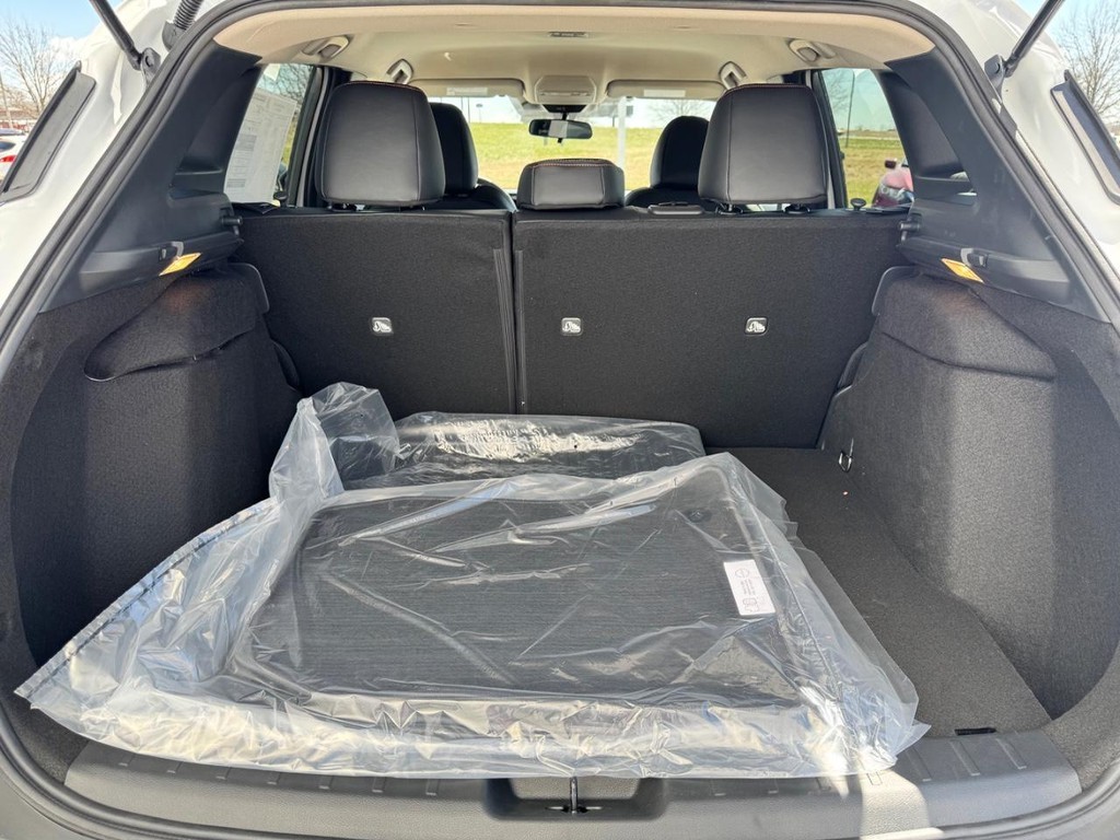 Nissan Kicks Vehicle Full-screen Gallery Image 16