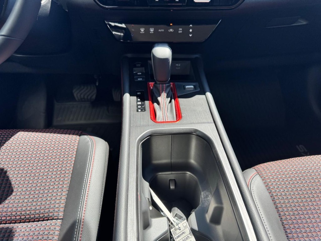 Nissan Kicks Vehicle Full-screen Gallery Image 18