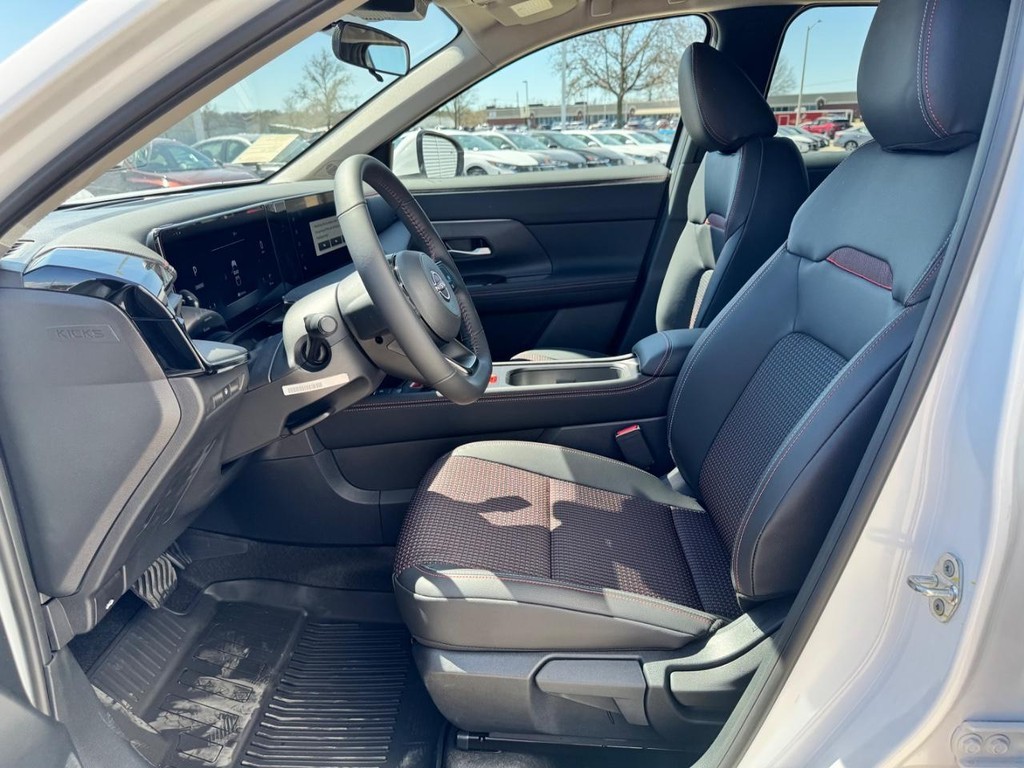 Nissan Kicks Vehicle Full-screen Gallery Image 19