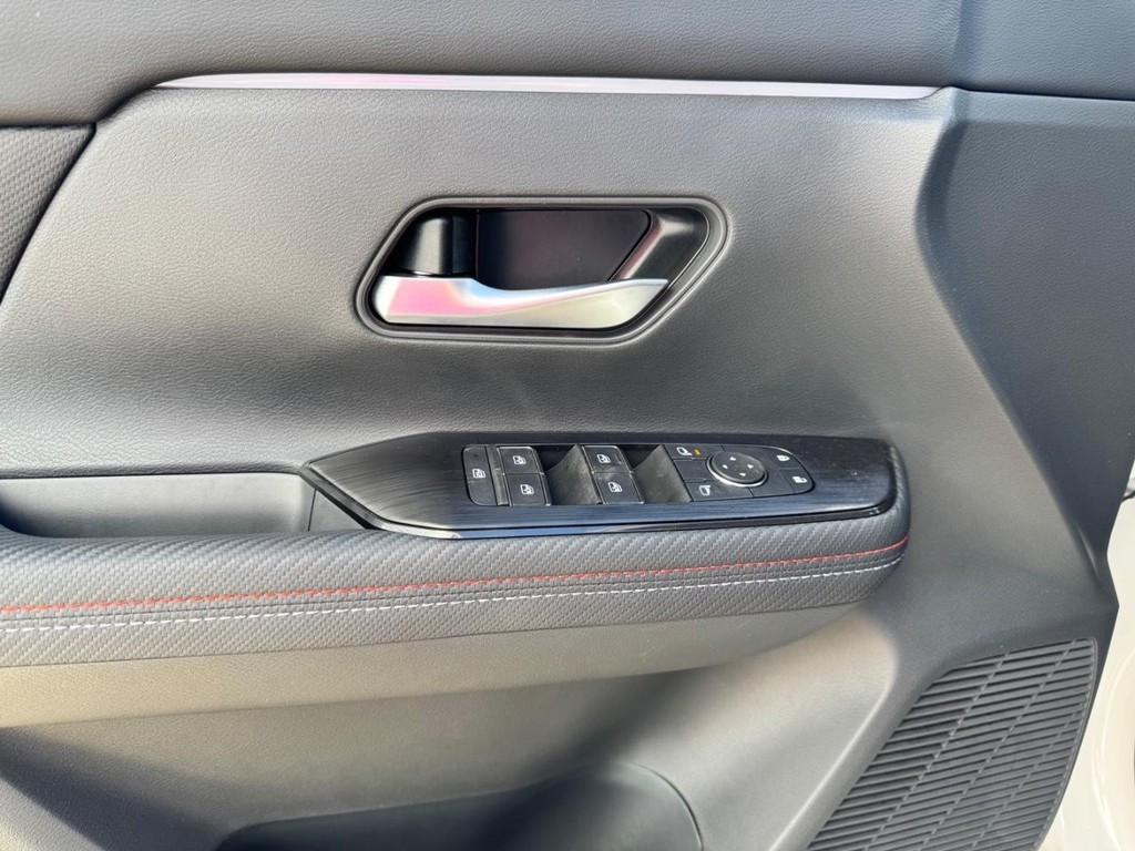 Nissan Kicks Vehicle Full-screen Gallery Image 20