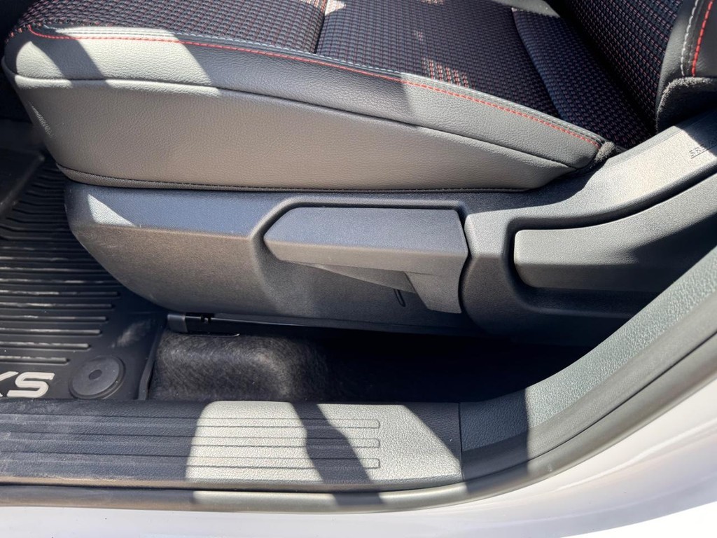 Nissan Kicks Vehicle Full-screen Gallery Image 21