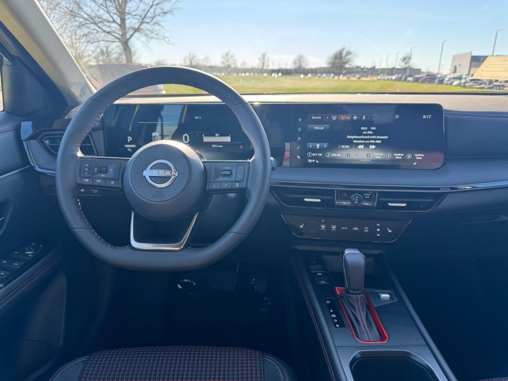 Nissan Kicks Vehicle Full-screen Gallery Image 03