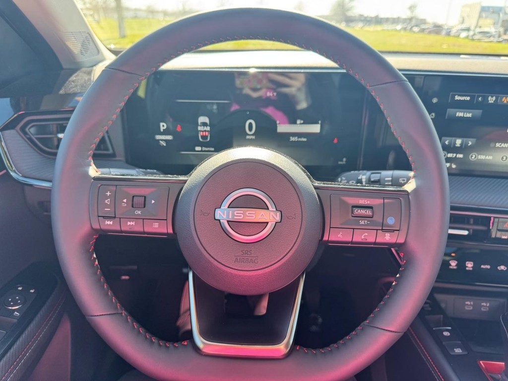 Nissan Kicks Vehicle Full-screen Gallery Image 05