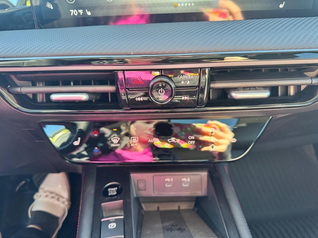 Nissan Kicks Vehicle Full-screen Gallery Image 09