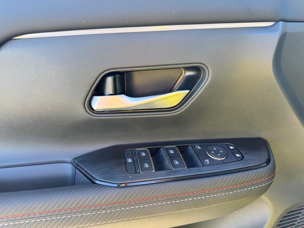 Nissan Kicks Vehicle Full-screen Gallery Image 13