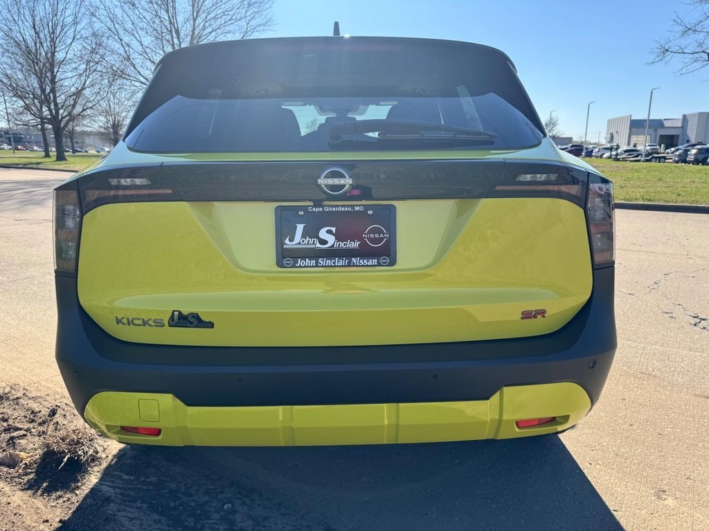 Nissan Kicks Vehicle Full-screen Gallery Image 16