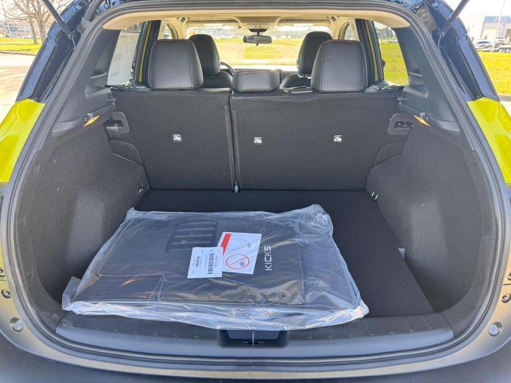 Nissan Kicks Vehicle Full-screen Gallery Image 19