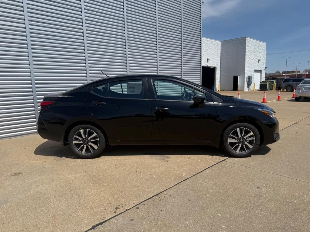 Nissan Versa Vehicle Full-screen Gallery Image 02