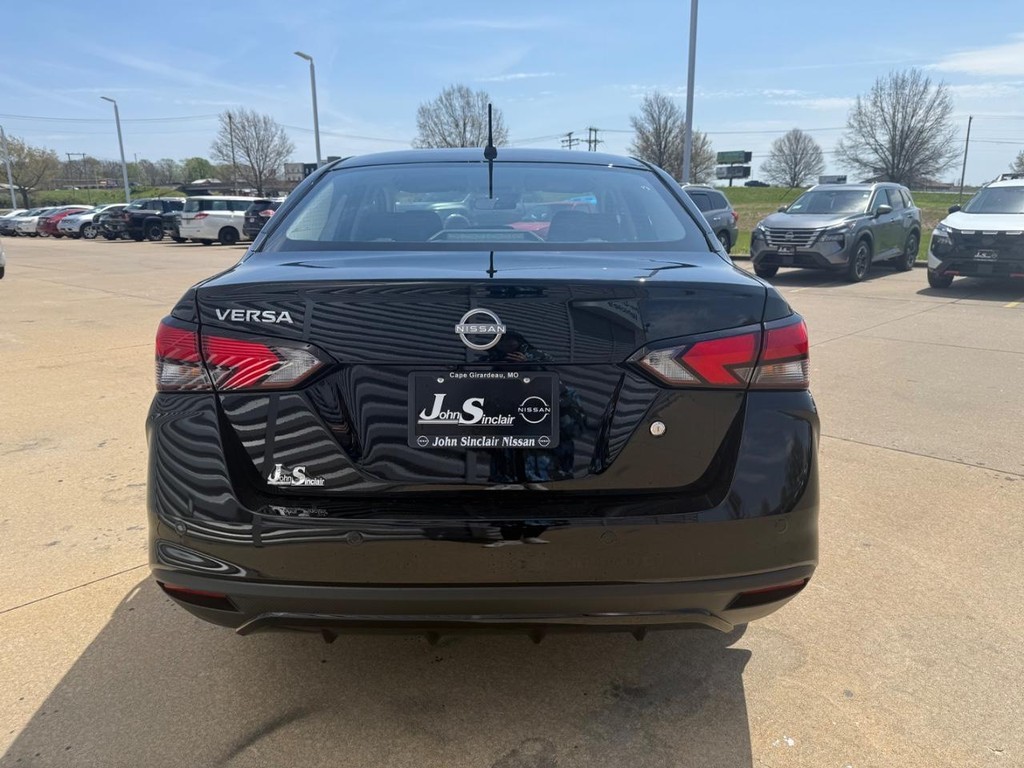 Nissan Versa Vehicle Full-screen Gallery Image 03