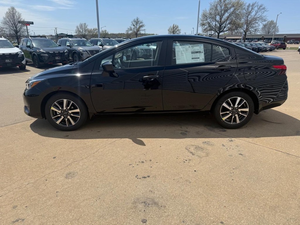 Nissan Versa Vehicle Full-screen Gallery Image 04