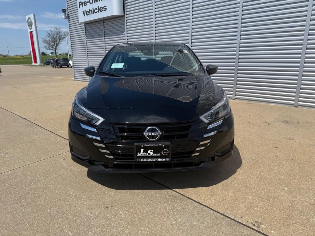 Nissan Versa Vehicle Full-screen Gallery Image 05