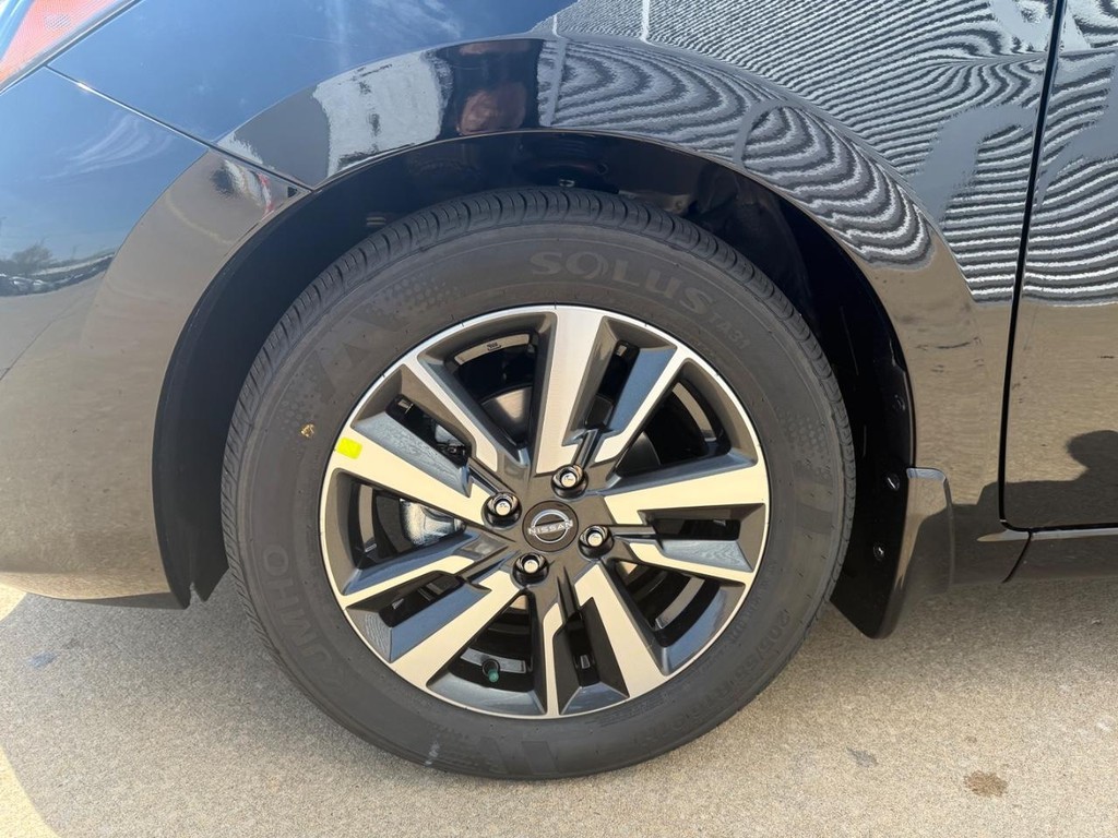 Nissan Versa Vehicle Full-screen Gallery Image 06