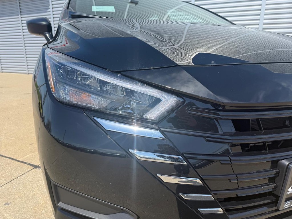 Nissan Versa Vehicle Full-screen Gallery Image 07