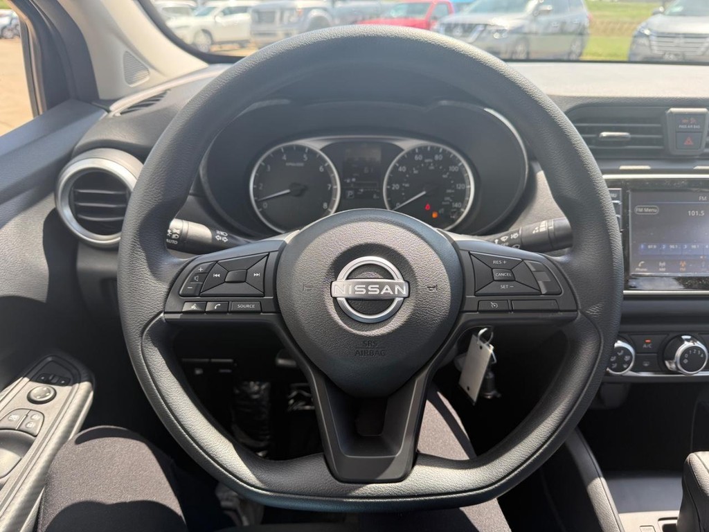 Nissan Versa Vehicle Full-screen Gallery Image 08