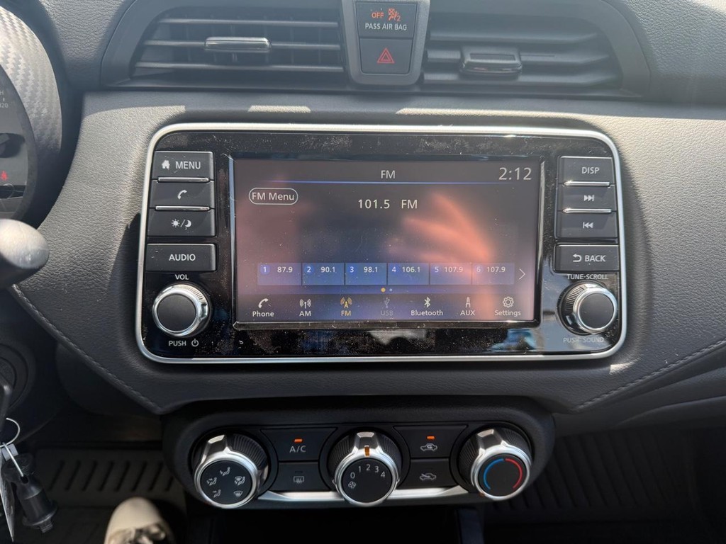 Nissan Versa Vehicle Full-screen Gallery Image 10