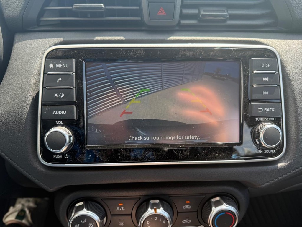 Nissan Versa Vehicle Full-screen Gallery Image 11