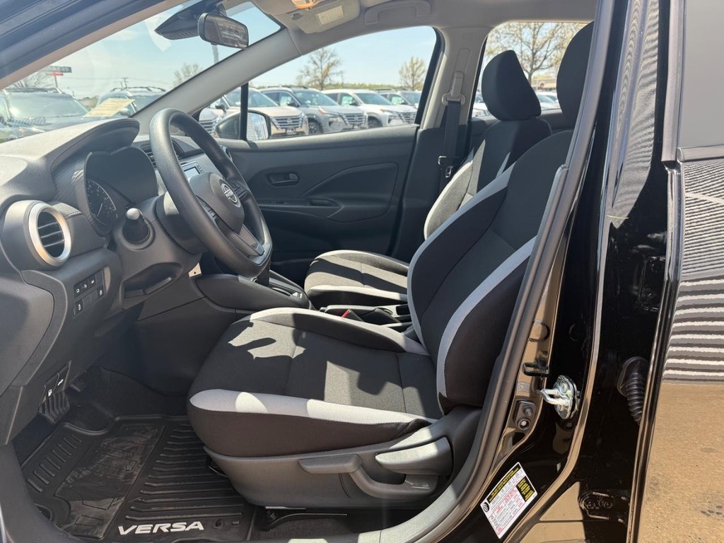 Nissan Versa Vehicle Full-screen Gallery Image 14