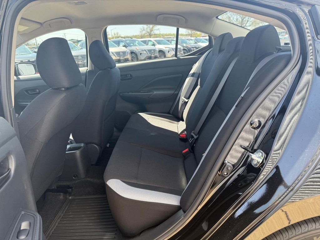 Nissan Versa Vehicle Full-screen Gallery Image 15