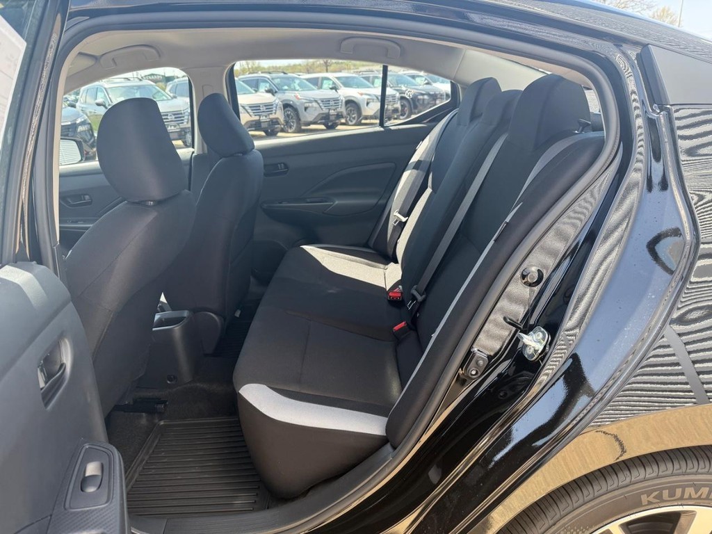 Nissan Versa Vehicle Full-screen Gallery Image 16