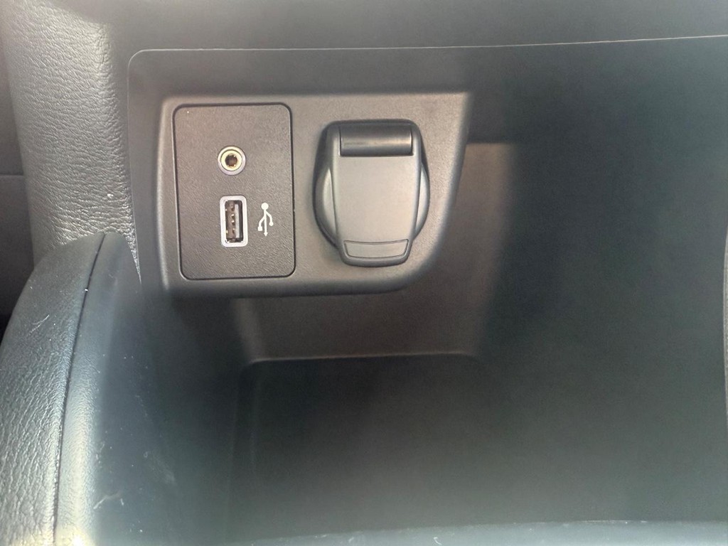 Nissan Versa Vehicle Full-screen Gallery Image 17