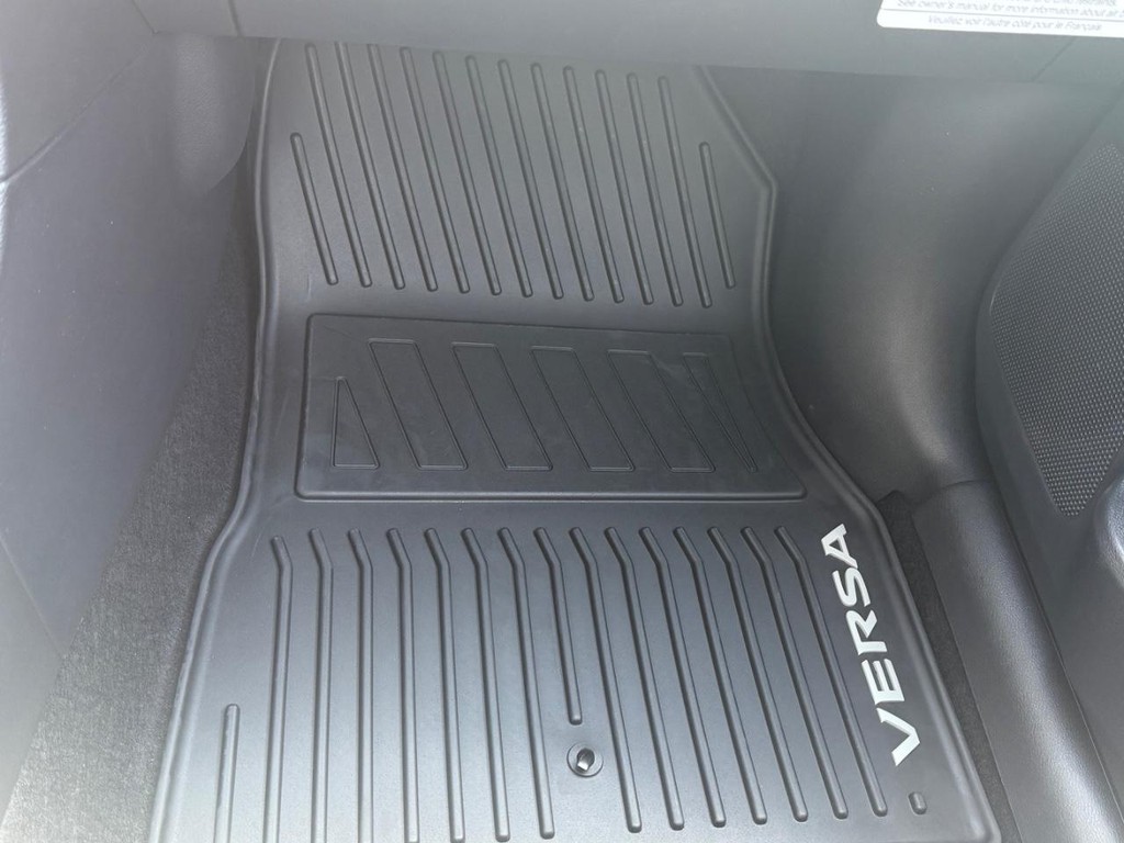 Nissan Versa Vehicle Full-screen Gallery Image 18