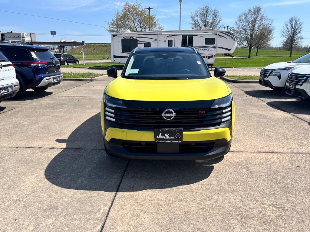 Nissan Kicks Vehicle Full-screen Gallery Image 02