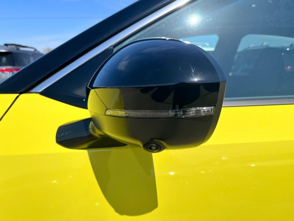 Nissan Kicks Vehicle Full-screen Gallery Image 06