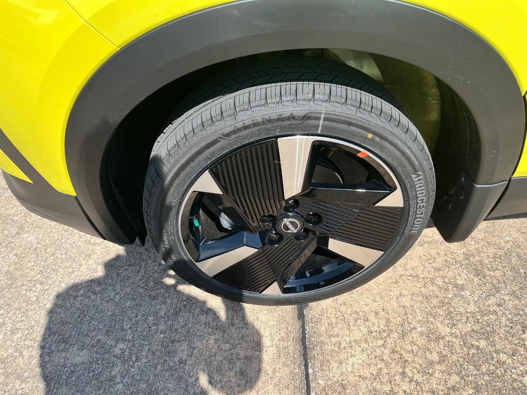 Nissan Kicks Vehicle Full-screen Gallery Image 07