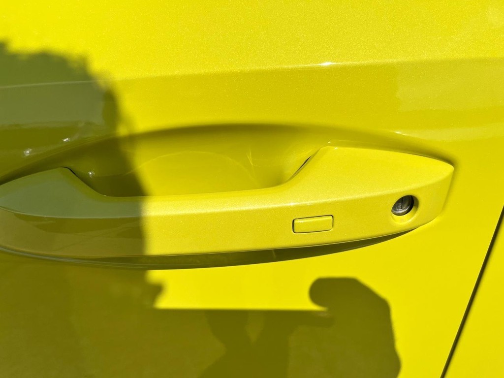 Nissan Kicks Vehicle Full-screen Gallery Image 08