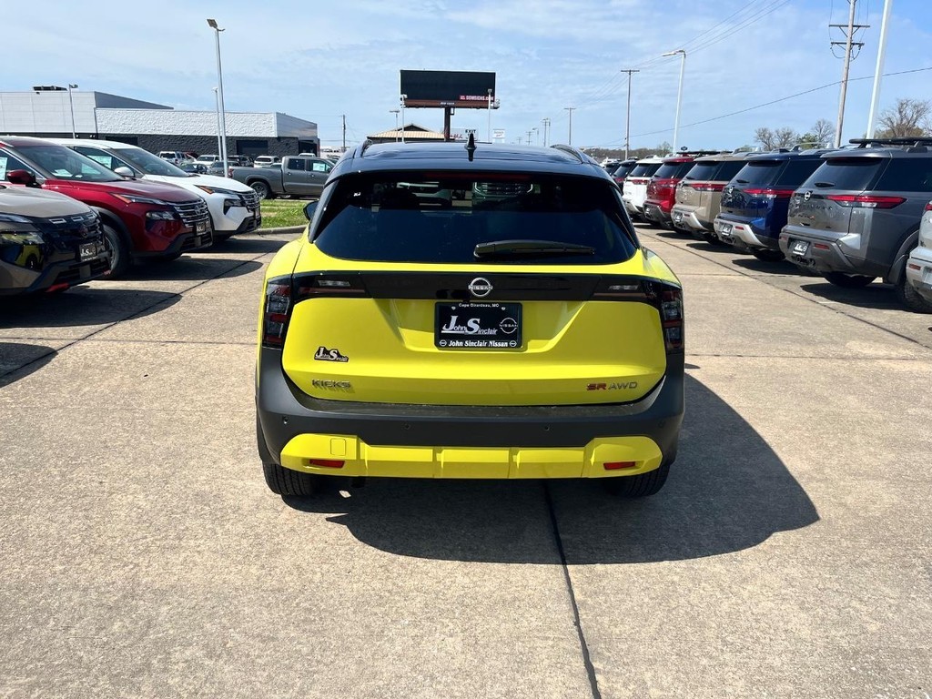 Nissan Kicks Vehicle Full-screen Gallery Image 09