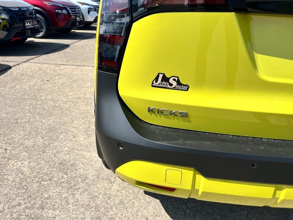 Nissan Kicks Vehicle Full-screen Gallery Image 11