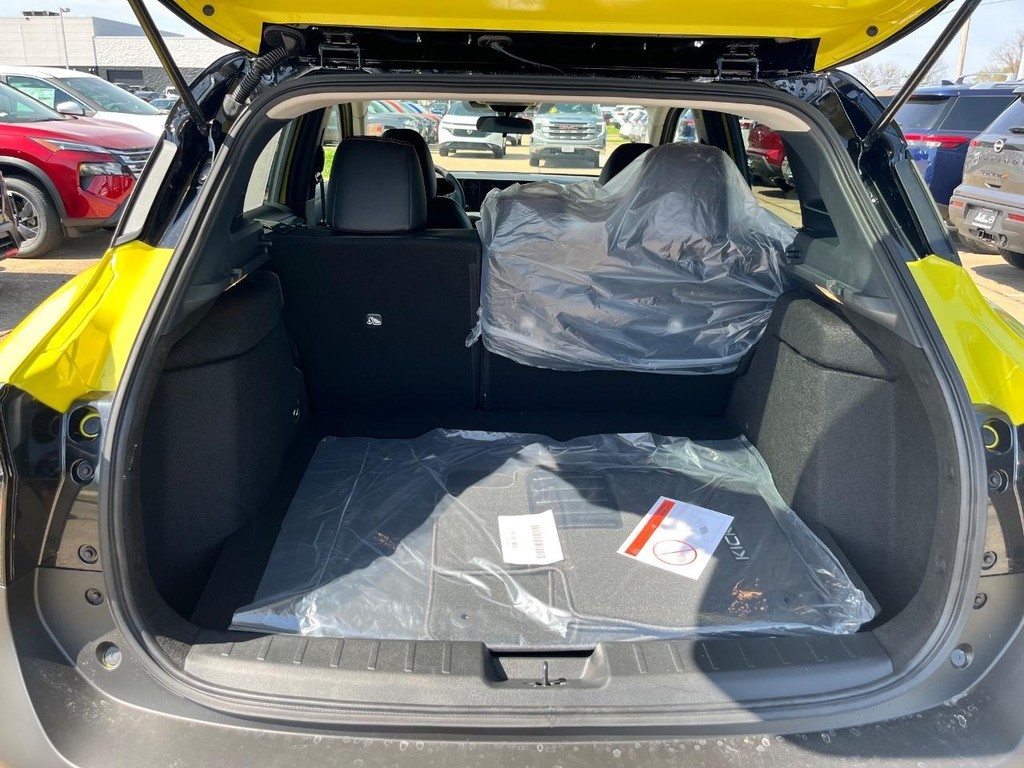 Nissan Kicks Vehicle Full-screen Gallery Image 12