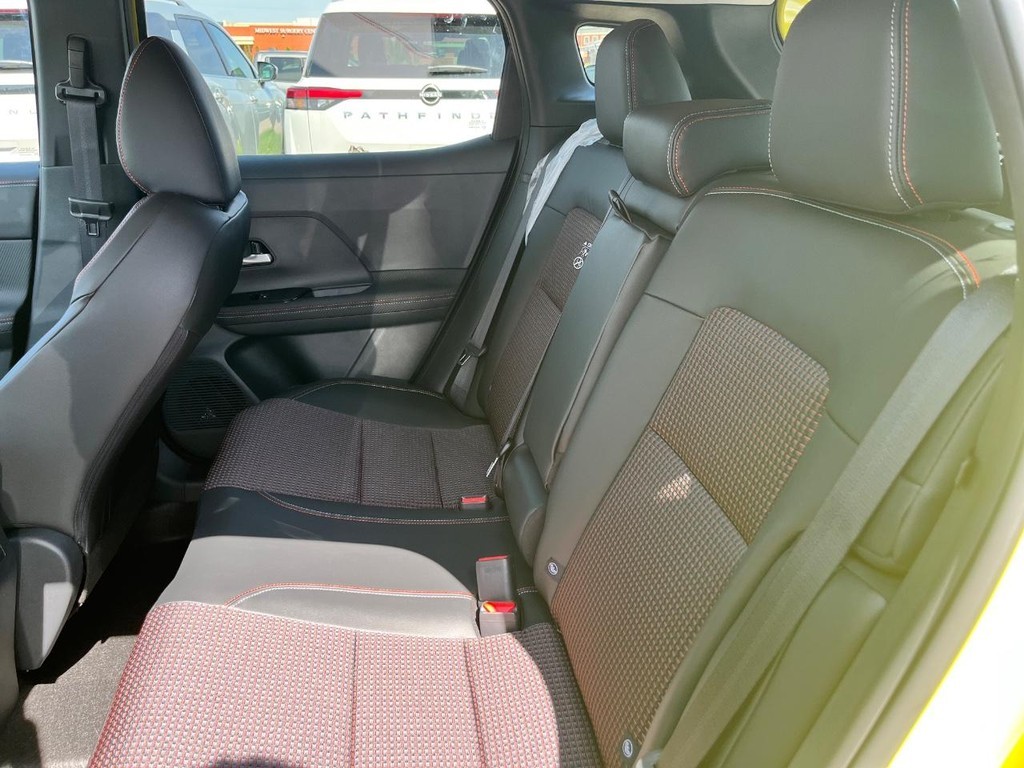 Nissan Kicks Vehicle Full-screen Gallery Image 13