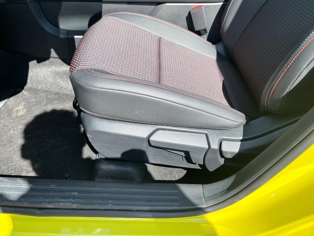 Nissan Kicks Vehicle Full-screen Gallery Image 16