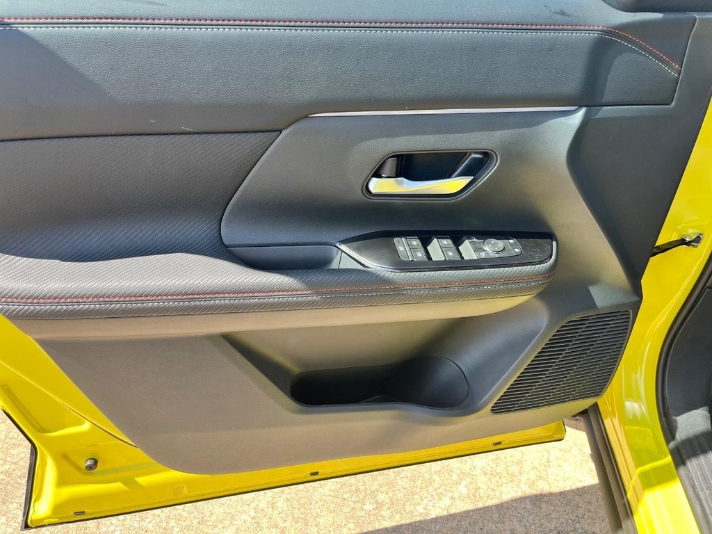 Nissan Kicks Vehicle Full-screen Gallery Image 17