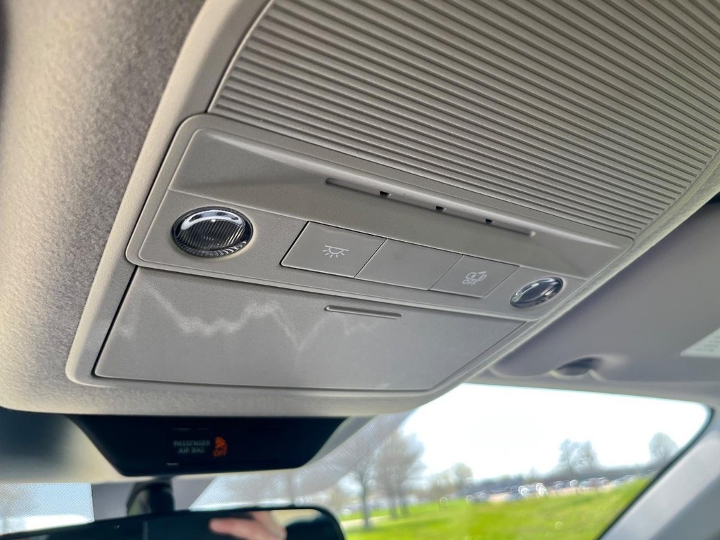 Nissan Kicks Vehicle Full-screen Gallery Image 22