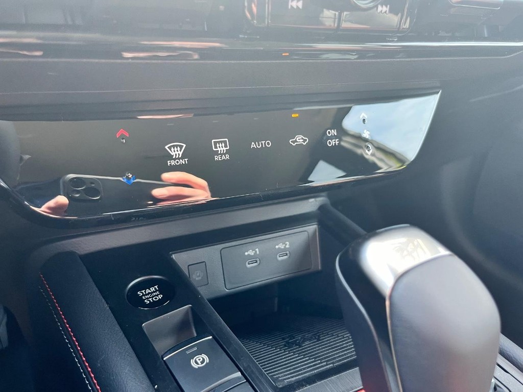 Nissan Kicks Vehicle Full-screen Gallery Image 26