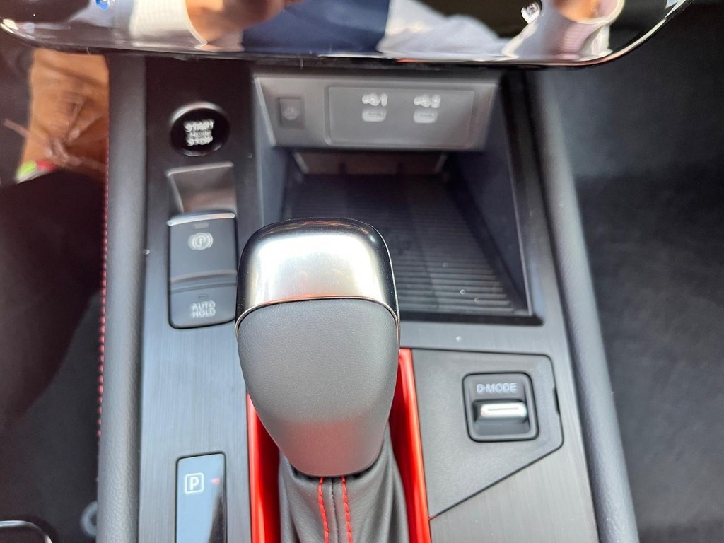 Nissan Kicks Vehicle Full-screen Gallery Image 28