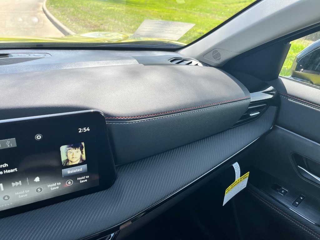 Nissan Kicks Vehicle Full-screen Gallery Image 30
