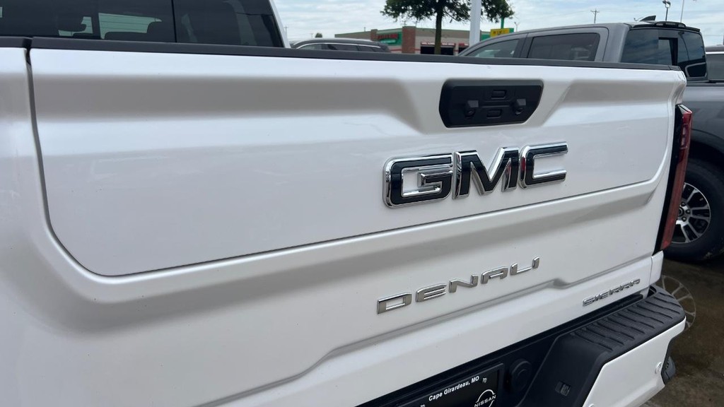 GMC Sierra 2500HD Vehicle Full-screen Gallery Image 15
