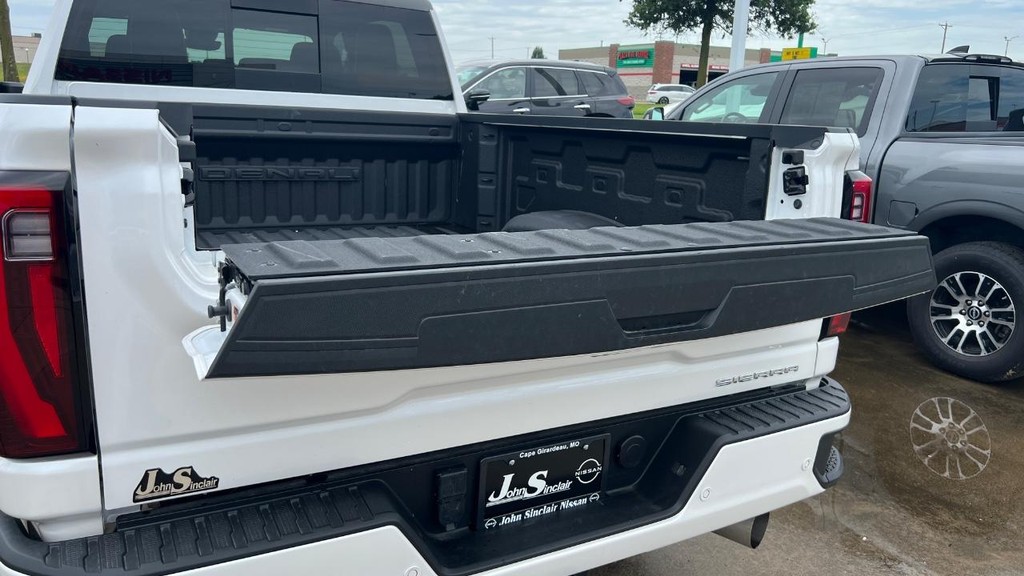 GMC Sierra 2500HD Vehicle Full-screen Gallery Image 16