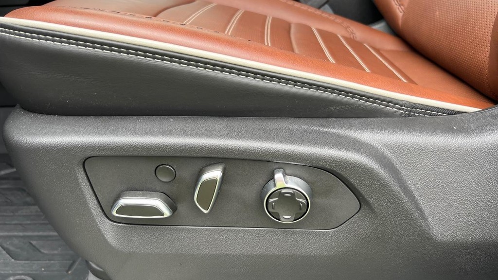 GMC Sierra 2500HD Vehicle Full-screen Gallery Image 32