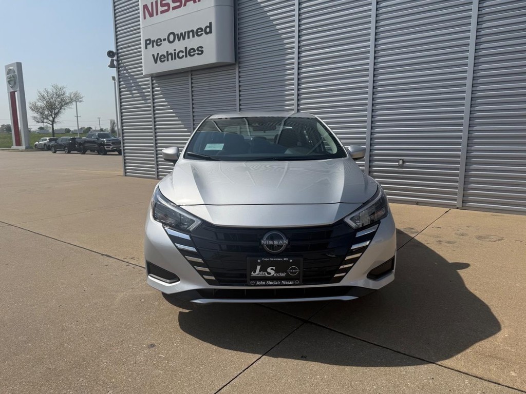 Nissan Versa Vehicle Full-screen Gallery Image 02