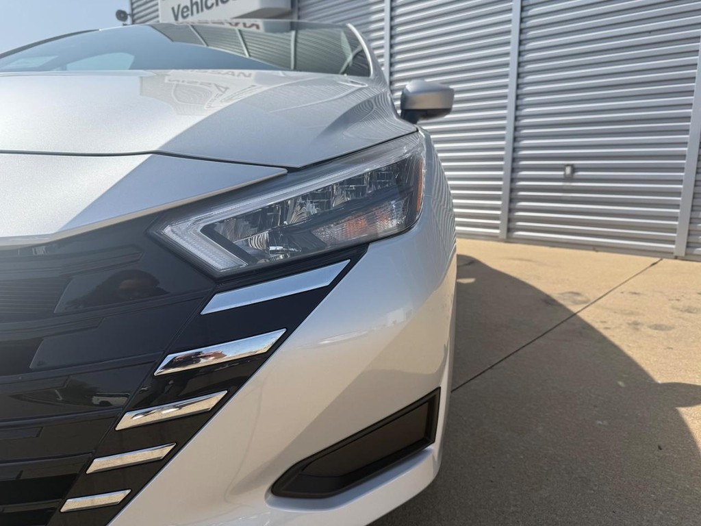 Nissan Versa Vehicle Full-screen Gallery Image 03